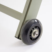 kerti napozóágy kerekeinek részlete közelről