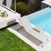 modern zsályazöld napozóágy medenceparti környezetben