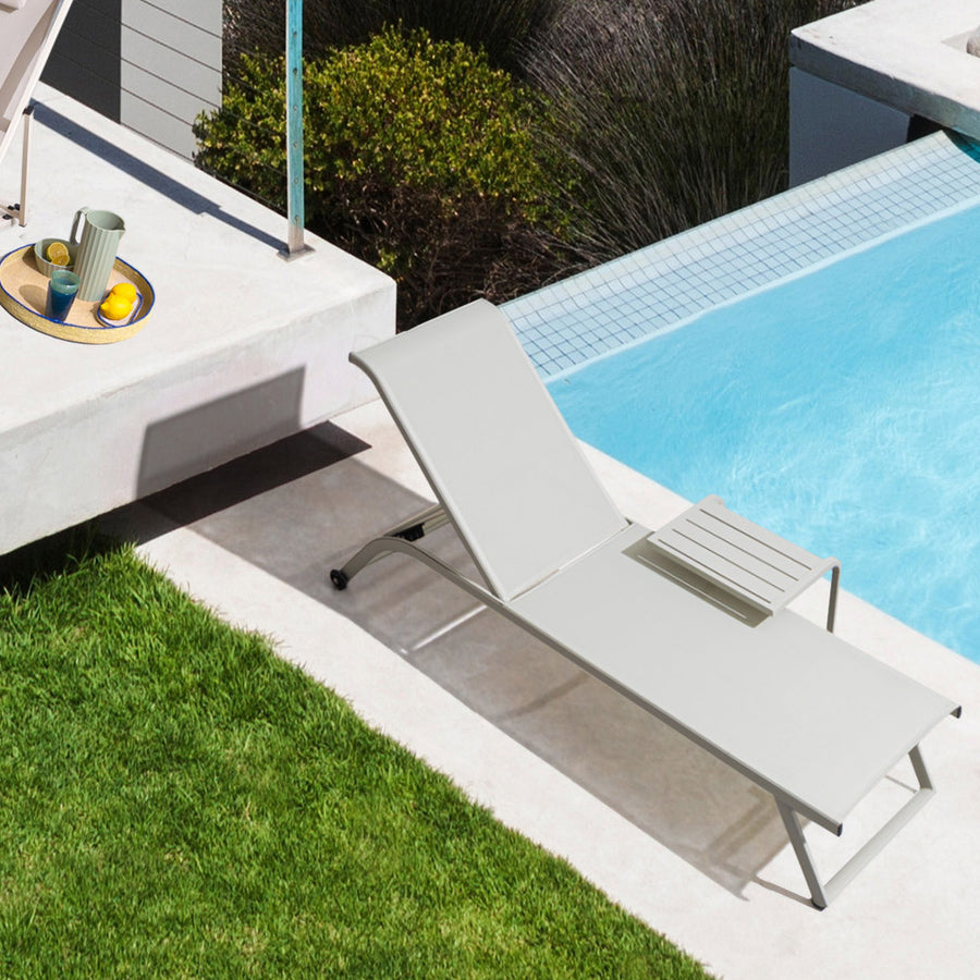 modern zsályazöld napozóágy medenceparti környezetben