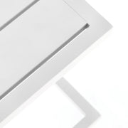 alumínium asztallap részlet fehér kerti asztalon