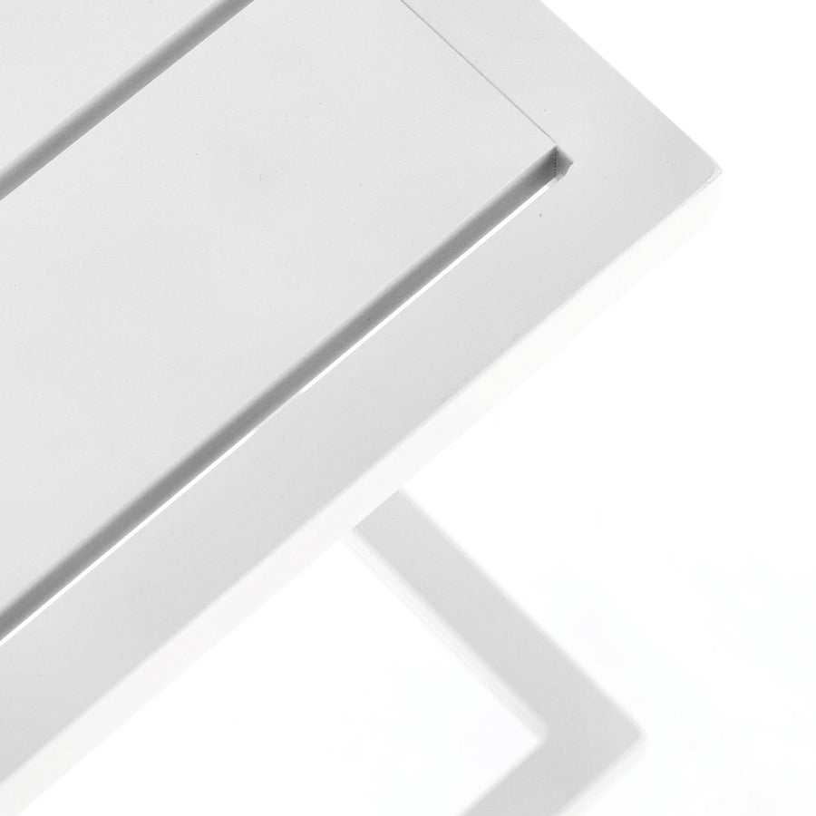 alumínium asztallap részlet fehér kerti asztalon