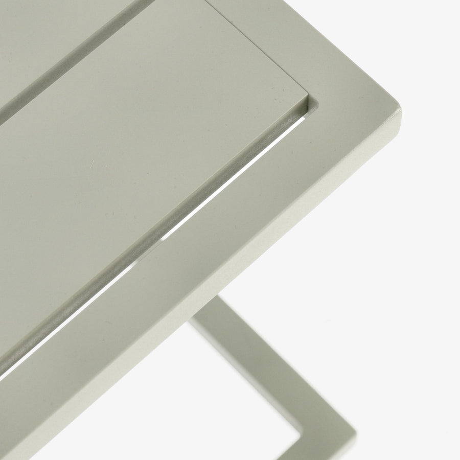 alumínium asztallap részlet zsályazöld kerti asztalon