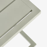 alumínium asztallap részlet zsályazöld kerti asztalon