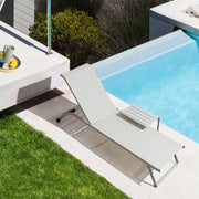 zsályazöld lerakóasztal medenceparti környezetben