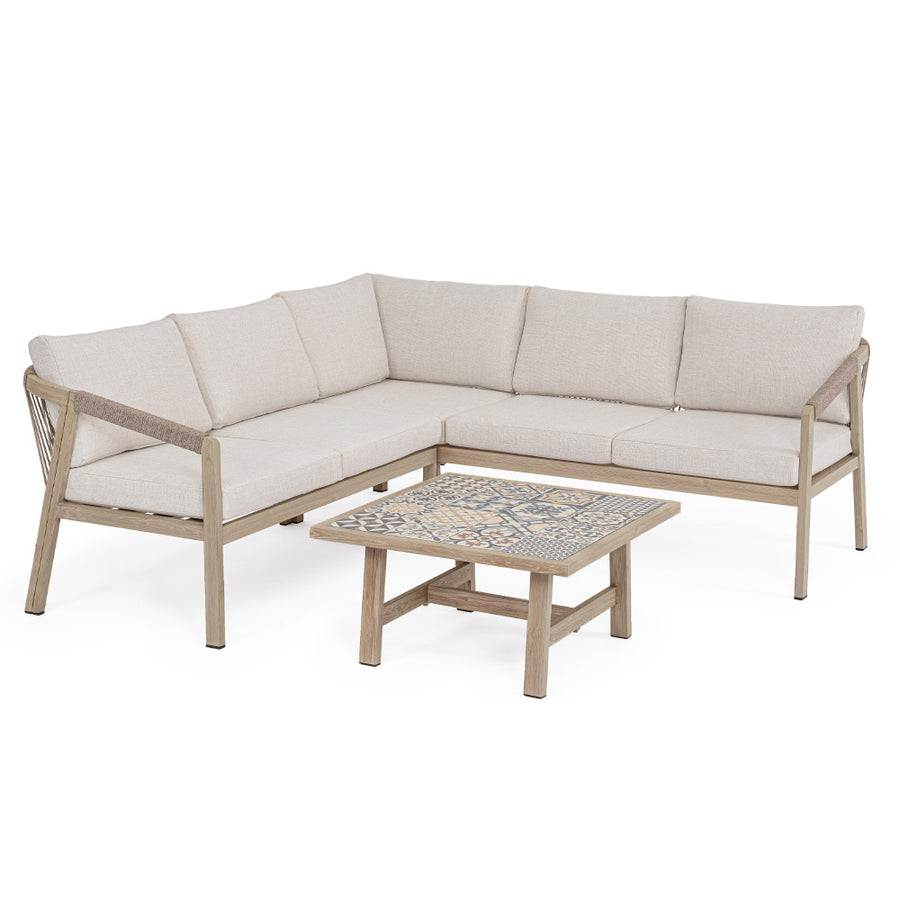 Kalimera L alakú kültéri sarokgarnitúra törtfehér párnákkal és porceláncsempés dohányzóasztallal