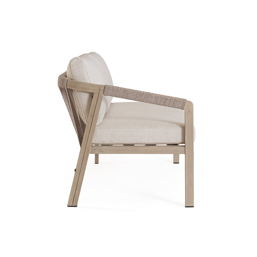 Kalimera kétszemélyes kültéri kanapé törtfehér olefin párnákkal és fahatású alumínium vázzal oldal nézet