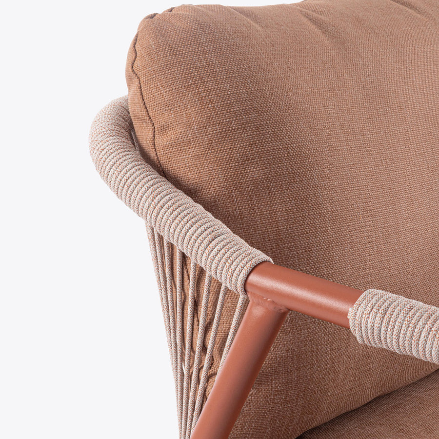 Miravet kültéri fotel részlet olefin kötélfonatos háttámlával és karfával