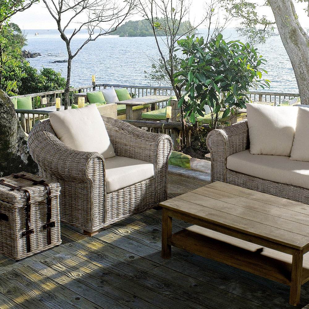 rattan ülőgarnitúra mediterrán teraszon fotellel és kanapéval tengerparti környezetben