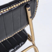 fekete műbőr bárszék részlet arany szegecsekkel