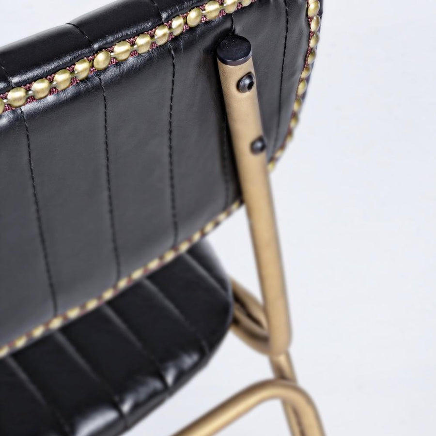 fekete műbőr bárszék részlet arany szegecsekkel