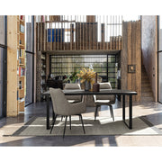 Nagy méretű, kortárs stílusú, fekete színű mangófa étkezőasztal fém lábakon.