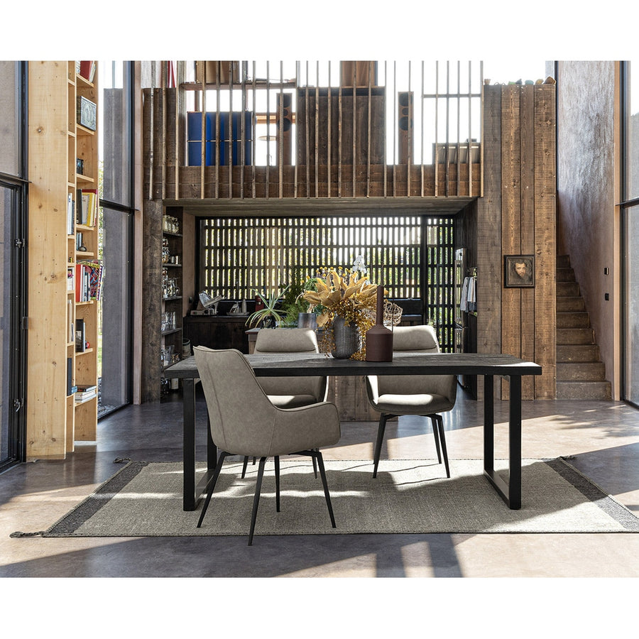 Nagy méretű, kortárs stílusú, fekete színű mangófa étkezőasztal fém lábakon.