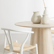 Kortárs stílusú, mangófából készült, natúr színű, 120 átmérőjű étkezőasztal 