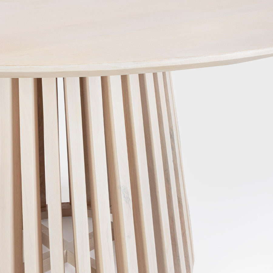 Kortárs stílusú, mangófából készült, natúr színű, 130 átmérőjű étkezőasztal