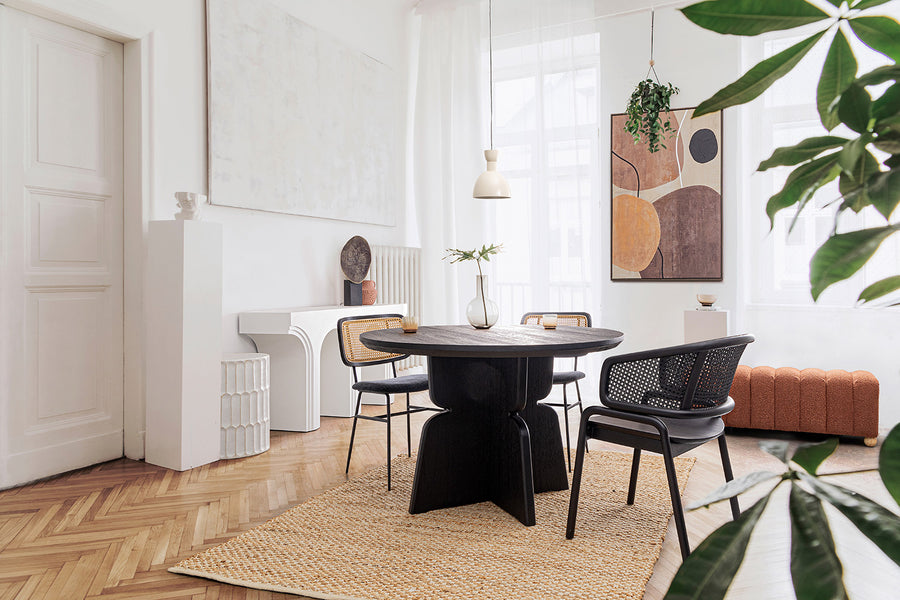 Kortárs stílusú, jegenyefenyő furnérral borított MDF-ből készült, fekete színű, étkezőasztal