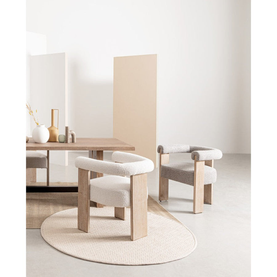 Skandináv stílusú, natúr színű kaucsukfa karosszék, fehér színű, buklé szövetkárpittal