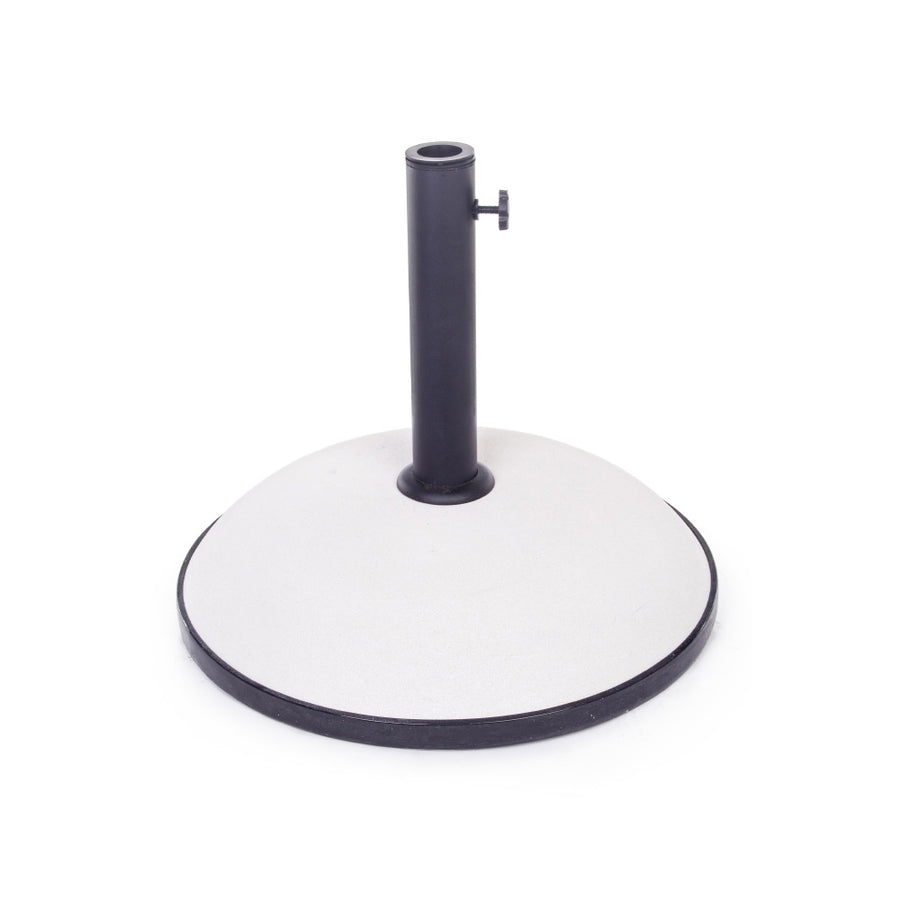 Fa- és acélszerkezetes napernyő, bézs színű ponyvával, cement alappal. 