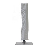 összecsukott napernyő védőhuzattal kültéri használathoz