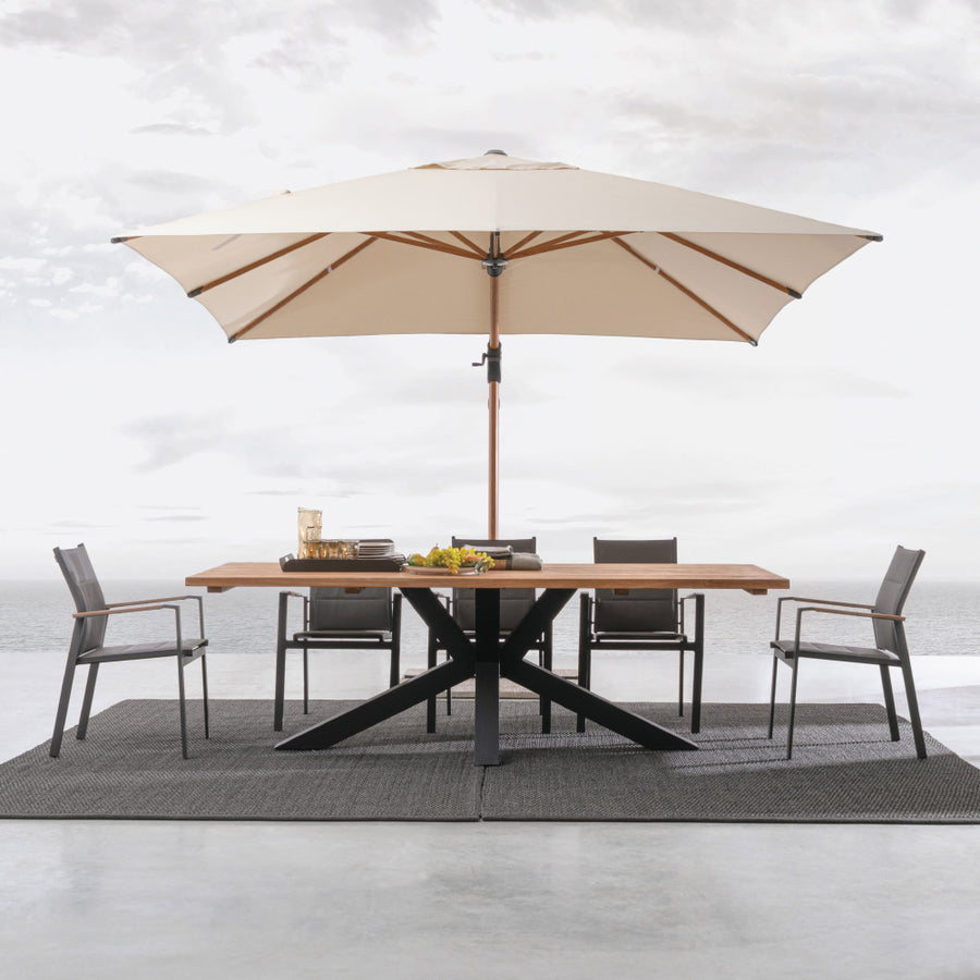 orion fahatású fém napernyő kerti étkezőasztal felett