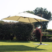 Bézs színű nagyméretű napernyő füves udvaron