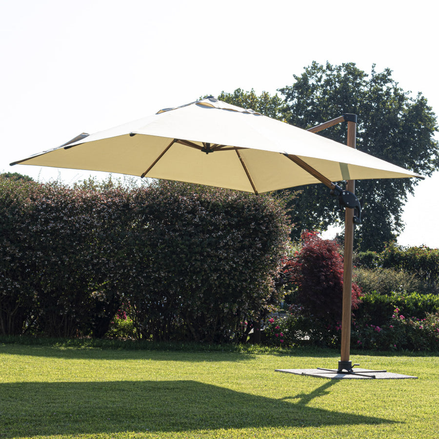 Bézs színű nagyméretű napernyő füves udvaron