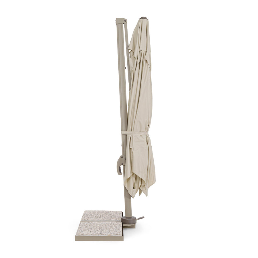 összecsukott napernyő állapot oldalkaros kialakítással