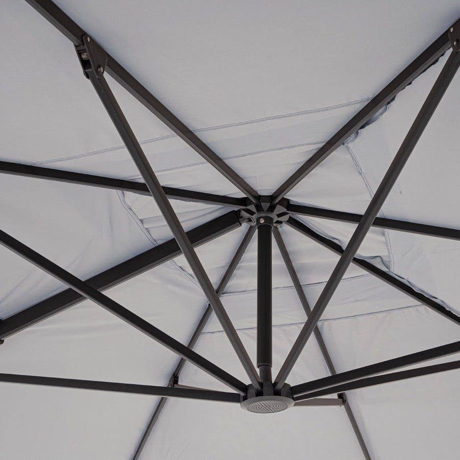 Eloxált alumíniumvázas prémium napernyő, halványszürke polieszter ponyvával, és 360°-os elforgathatósággal.