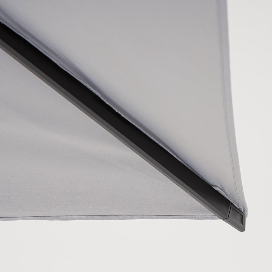 Eloxált alumíniumvázas prémium napernyő, halványszürke polieszter ponyvával, és 360°-os elforgathatósággal.