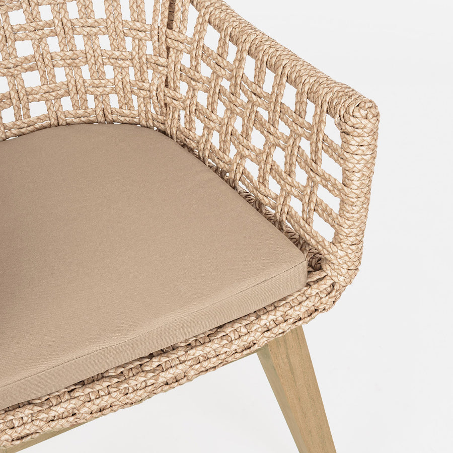 Kortárs stílusú, alumínium vázas, natúr színű kerti szék teakfa lábakkal