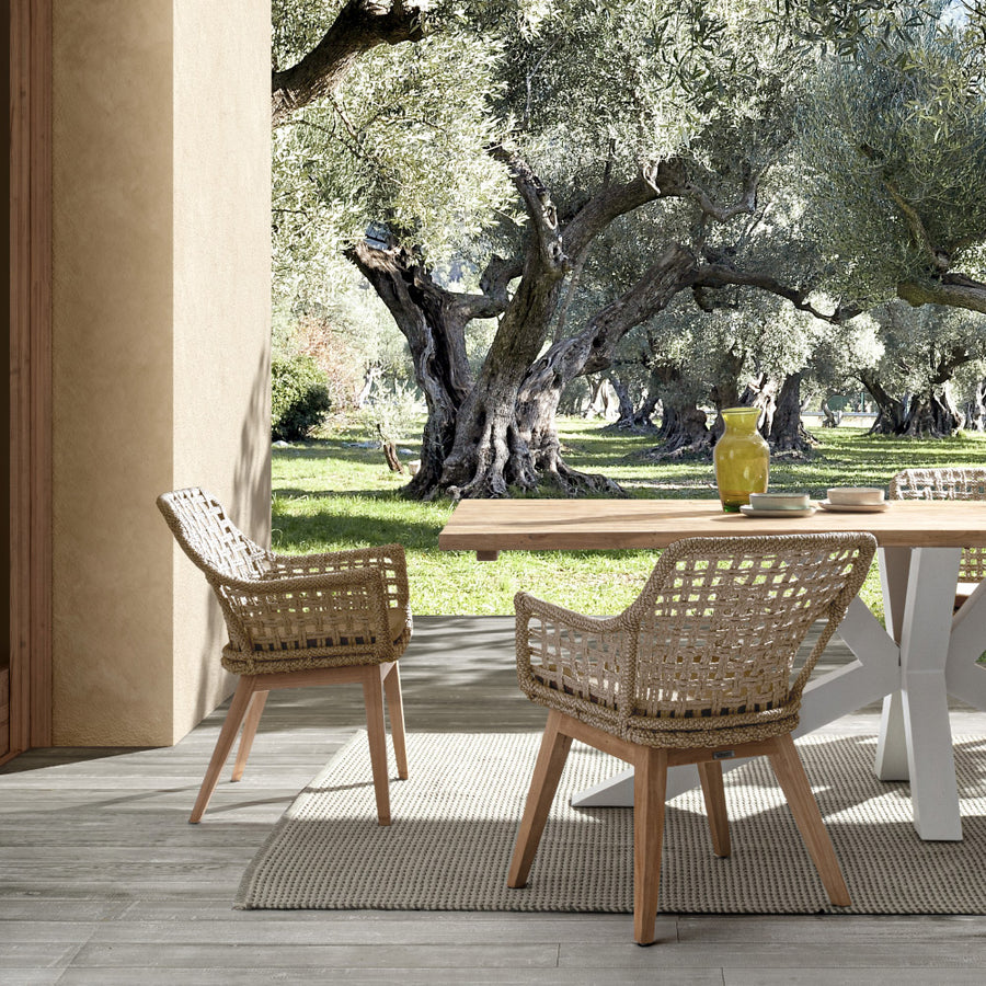 Kortárs stílusú, alumínium vázas, natúr színű kerti szék teakfa lábakkal