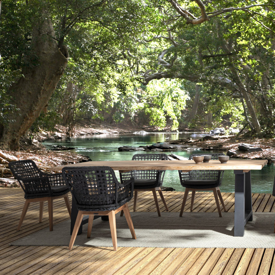 Kortárs stílusú, alumínium vázas, fekete színű kerti szék rostfonatokkal és natúr színű teakfa lábakkal