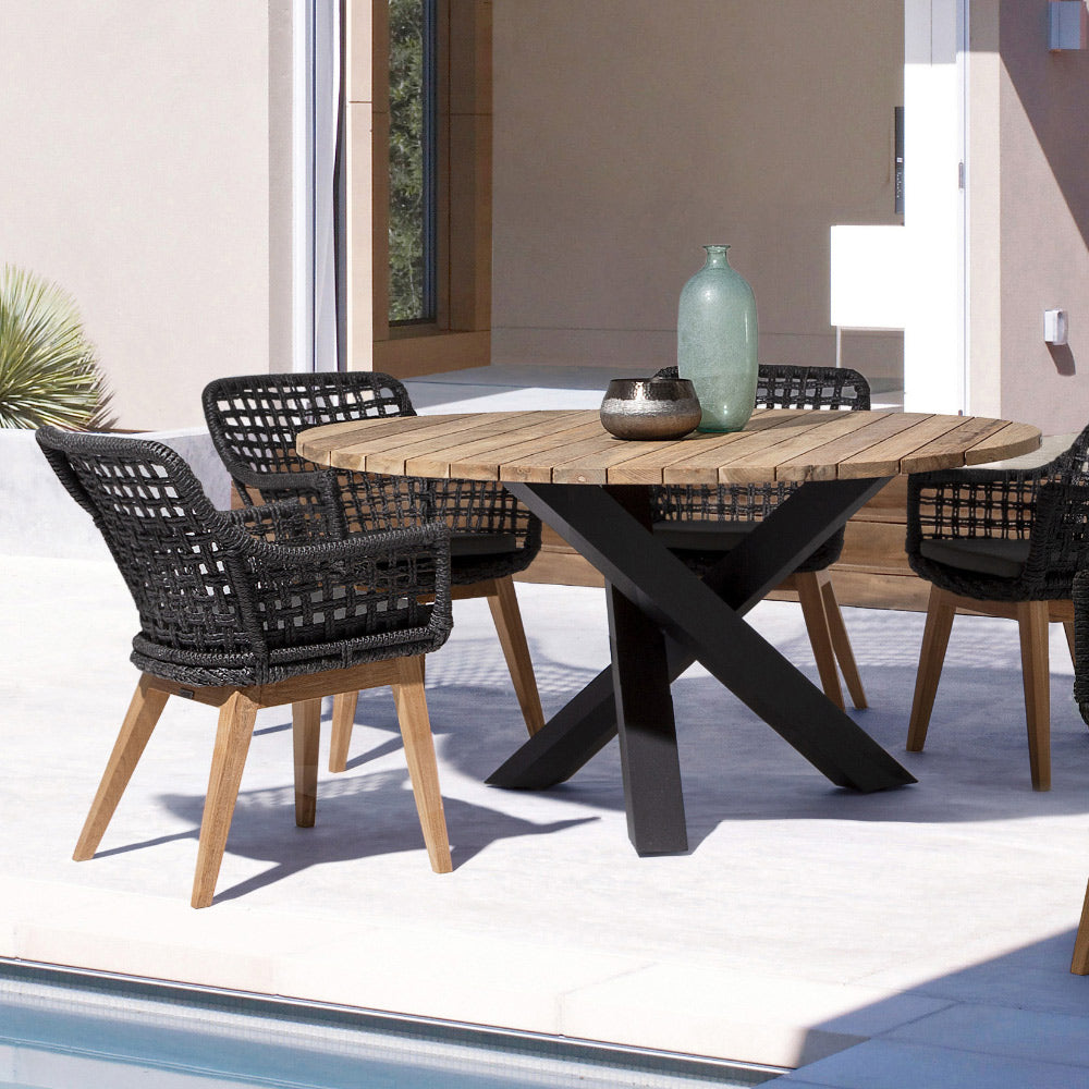 Kortárs stílusú, alumínium vázas, fekete színű kerti szék rostfonatokkal és natúr színű teakfa lábakkal