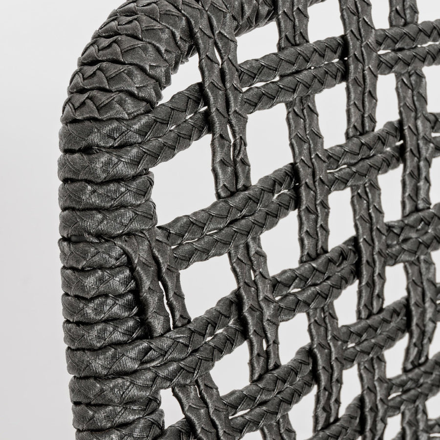 Kortárs stílusú, alumínium vázas, fekete színű kerti szék rostfonatokkal és natúr színű teakfa lábakkal