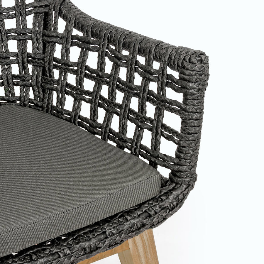 Kortárs stílusú, alumínium vázas, fekete színű kerti szék rostfonatokkal és natúr színű teakfa lábakkal