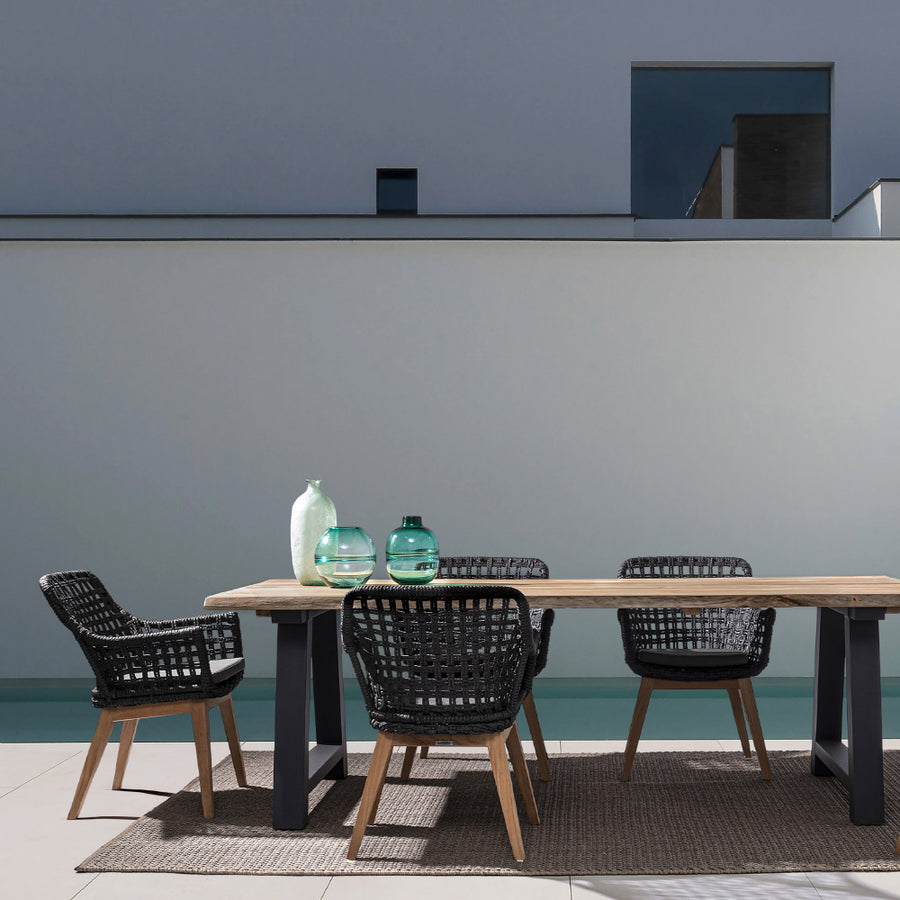 Kortárs stílusú, alumínium vázas, fekete színű kerti szék rostfonatokkal és natúr színű teakfa lábakkal