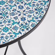 Mediterrán stílusú, fekete színű, fém kerti asztal kék színű, kerámia berakásokkal