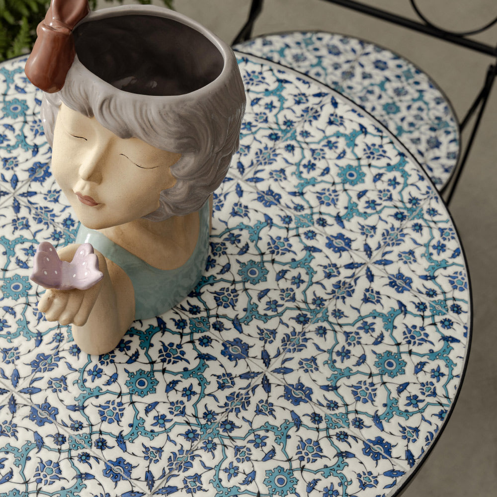Mediterrán stílusú, fekete színű, fém kerti asztal kék színű, kerámia berakásokkal