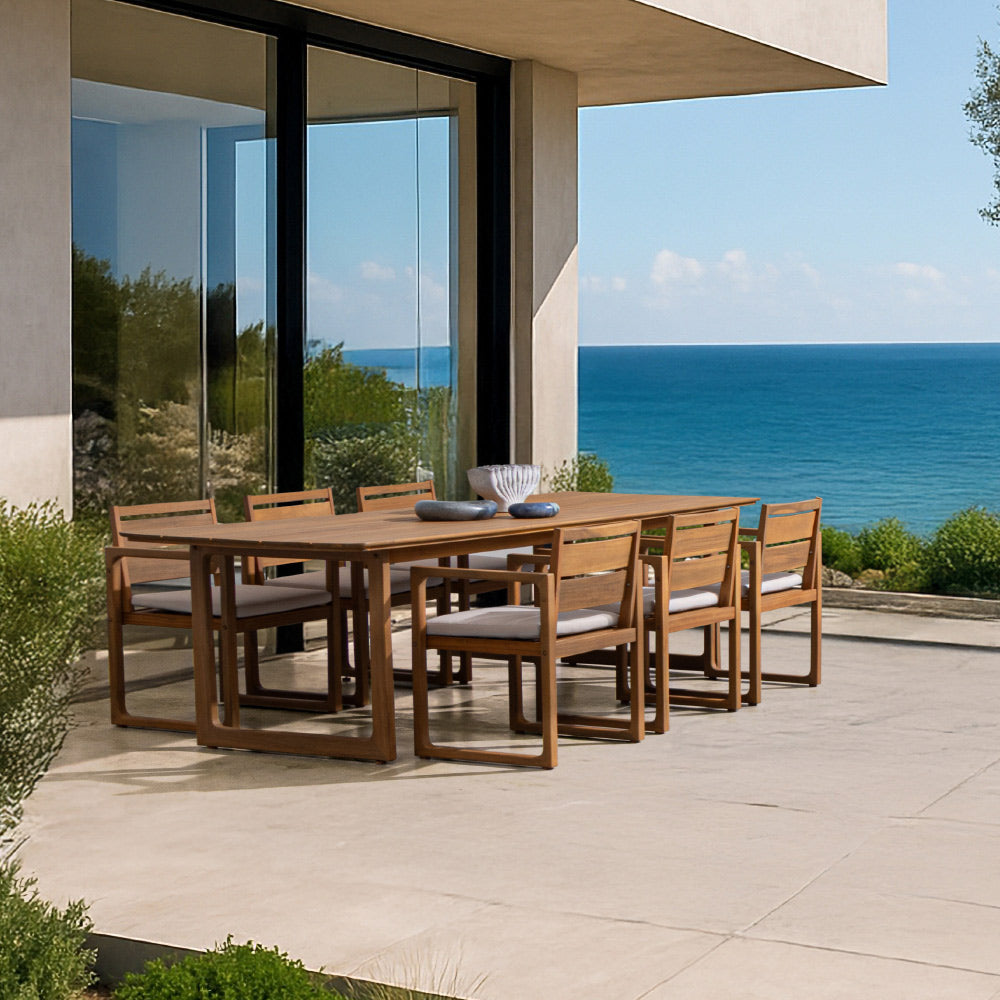 Adrian akácfa kerti étkezőgarnitúra tengerparti teraszon elhelyezve – mediterrán hangulatkép