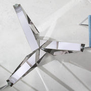 Kortárs stílusú, krómszínű, acélból készült, dizájn étkezőasztal edzett üveglappal.