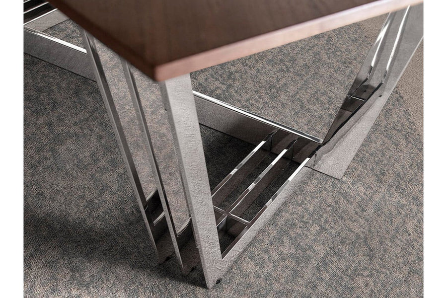 Kortárs stílusú, nagyméretű, diófa furnérral borított, dizájn étkezőasztal krómszínű lábakkal.