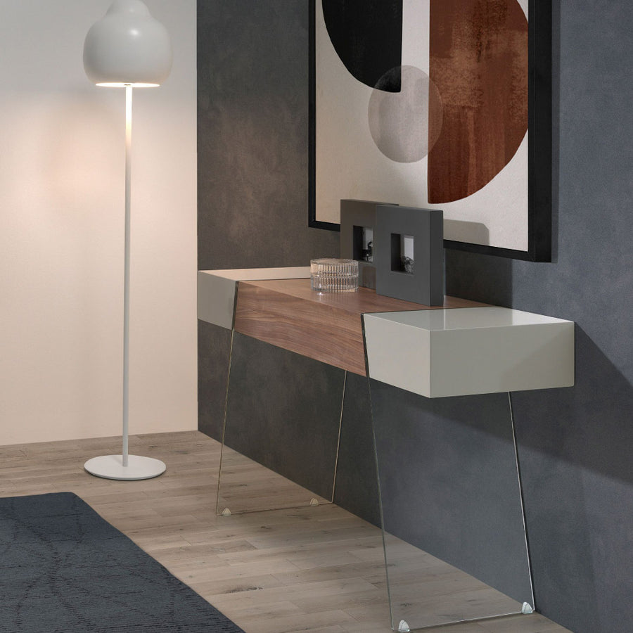 Kortárs stílusú, diófa furnérral borított, dizájn konzolasztal edzett üveg lábakkal.