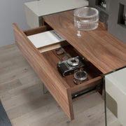 Kortárs stílusú, diófa furnérral borított, dizájn konzolasztal edzett üveg lábakkal.