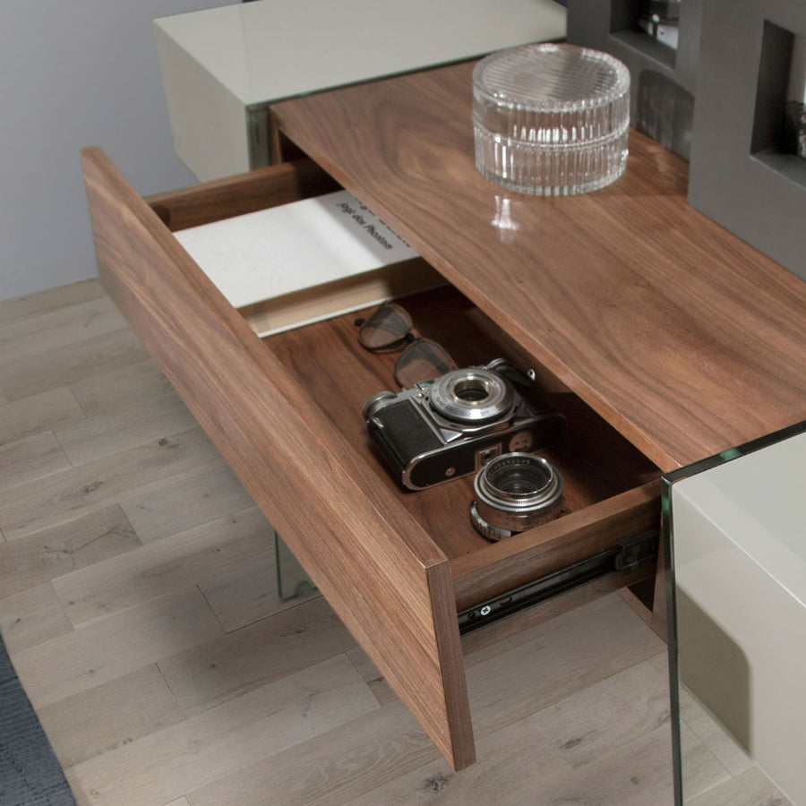 Kortárs stílusú, diófa furnérral borított, dizájn konzolasztal edzett üveg lábakkal.