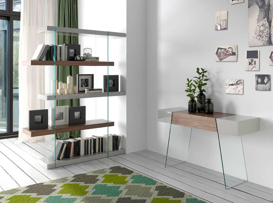 Kortárs stílusú, diófa furnérral borított, dizájn konzolasztal edzett üveg lábakkal.