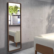 Kortárs stílusú, diófa furnérral borított kerettel rendelkező, dizájn falitükör.