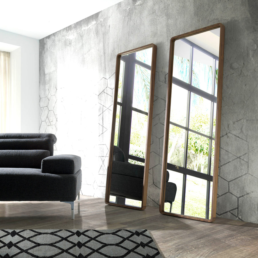 Kortárs stílusú, diófa furnérral borított kerettel rendelkező, dizájn falitükör.