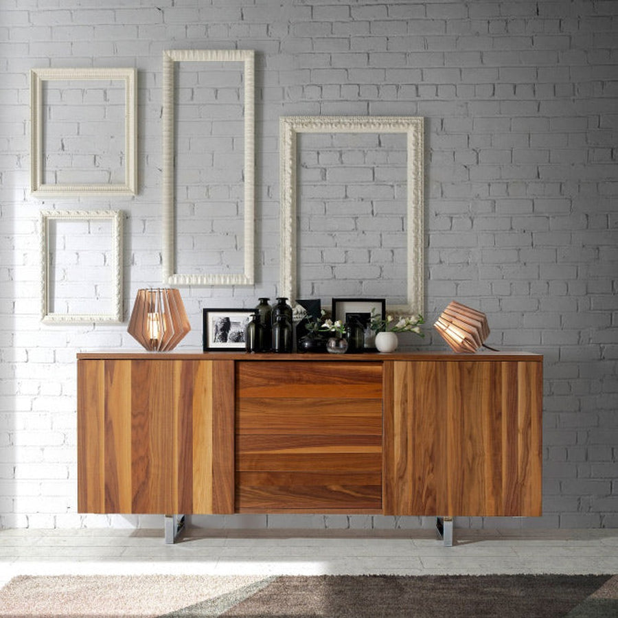 Kortárs stílusú, diófa furnérral borított, dizájn tálaló tolóajtókkal.