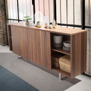 Kortárs stílusú, diófa furnérral borított, dizájn tálaló tolóajtókkal.