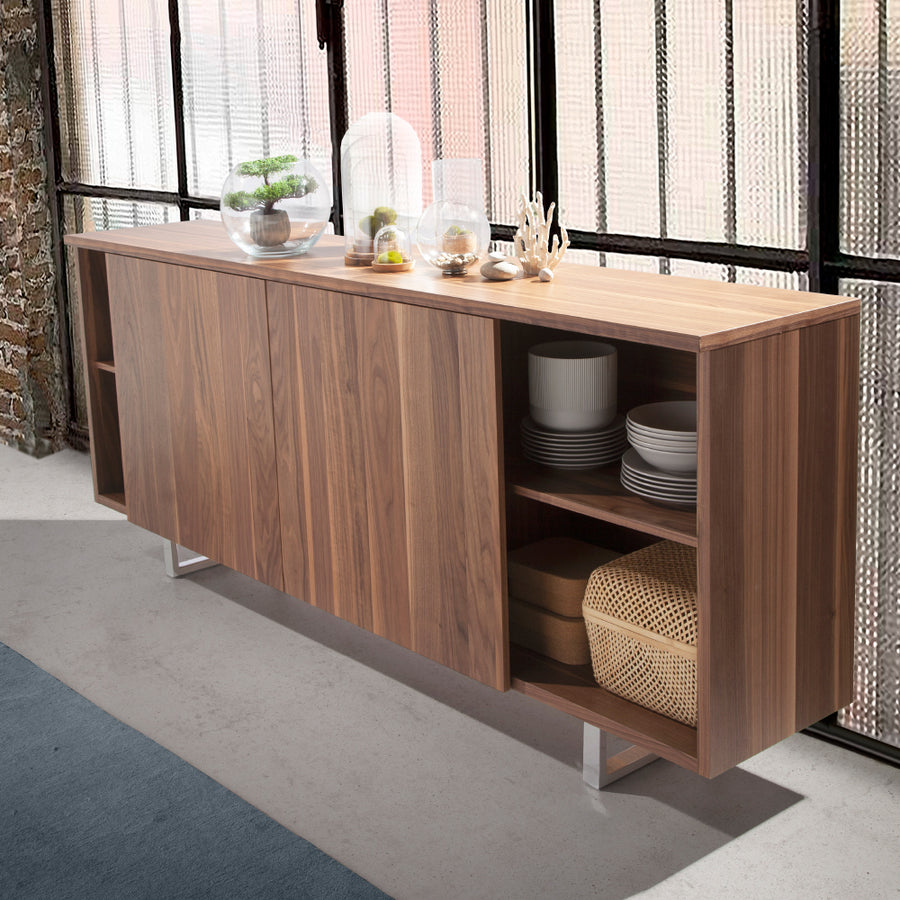 Kortárs stílusú, diófa furnérral borított, dizájn tálaló tolóajtókkal.