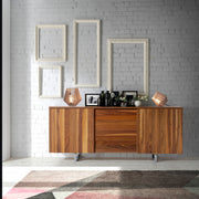 Kortárs stílusú, diófa furnérral borított, dizájn tálaló tolóajtókkal.